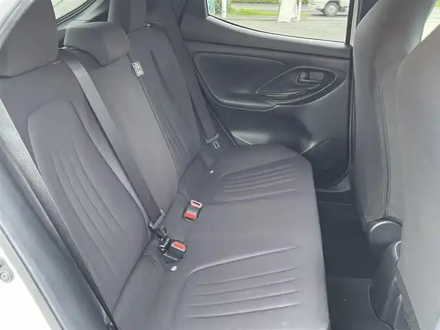 トヨタ ヤリス X 東京都 2020(令2)年 7.7万km ホワイトパールクリスタルシャイン (株)IDOMが運営する【じしゃロン昭島店】の自社ローン専用車両になります。こちらは現金またはオートローンご利用時の価格です。自社ローンご希望の方は別途その旨お申付け下さい/ディスプレイオーディオ/バックカメラ/ビルトインETC/電動格納ミラー/ステアリングスイッチ/USB入力端子/コーナーセンサー前後/エンジンスタートボタン/フロアマット純正