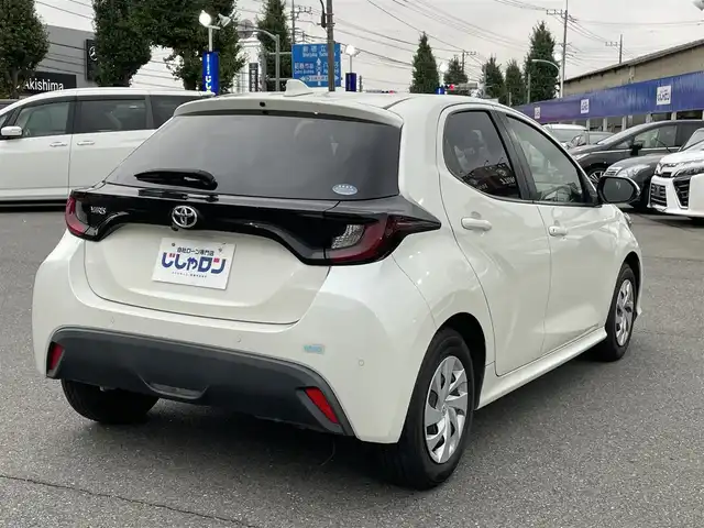 トヨタ ヤリス X 東京都 2020(令2)年 7.7万km ホワイトパールクリスタルシャイン (株)IDOMが運営する【じしゃロン昭島店】の自社ローン専用車両になります。こちらは現金またはオートローンご利用時の価格です。自社ローンご希望の方は別途その旨お申付け下さい/ディスプレイオーディオ/バックカメラ/ビルトインETC/電動格納ミラー/ステアリングスイッチ/USB入力端子/コーナーセンサー前後/エンジンスタートボタン/フロアマット純正