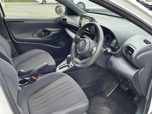 トヨタ ヤリス X 東京都 2020(令2)年 7.7万km ホワイトパールクリスタルシャイン (株)IDOMが運営する【じしゃロン昭島店】の自社ローン専用車両になります。こちらは現金またはオートローンご利用時の価格です。自社ローンご希望の方は別途その旨お申付け下さい/ディスプレイオーディオ/バックカメラ/ビルトインETC/電動格納ミラー/ステアリングスイッチ/USB入力端子/コーナーセンサー前後/エンジンスタートボタン/フロアマット純正