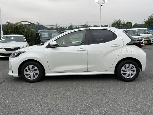 トヨタ ヤリス X 東京都 2020(令2)年 7.7万km ホワイトパールクリスタルシャイン (株)IDOMが運営する【じしゃロン昭島店】の自社ローン専用車両になります。こちらは現金またはオートローンご利用時の価格です。自社ローンご希望の方は別途その旨お申付け下さい/ディスプレイオーディオ/バックカメラ/ビルトインETC/電動格納ミラー/ステアリングスイッチ/USB入力端子/コーナーセンサー前後/エンジンスタートボタン/フロアマット純正