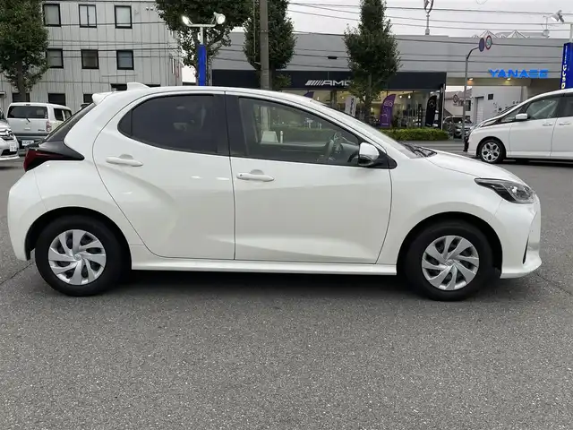トヨタ ヤリス X 東京都 2020(令2)年 7.7万km ホワイトパールクリスタルシャイン (株)IDOMが運営する【じしゃロン昭島店】の自社ローン専用車両になります。こちらは現金またはオートローンご利用時の価格です。自社ローンご希望の方は別途その旨お申付け下さい/ディスプレイオーディオ/バックカメラ/ビルトインETC/電動格納ミラー/ステアリングスイッチ/USB入力端子/コーナーセンサー前後/エンジンスタートボタン/フロアマット純正