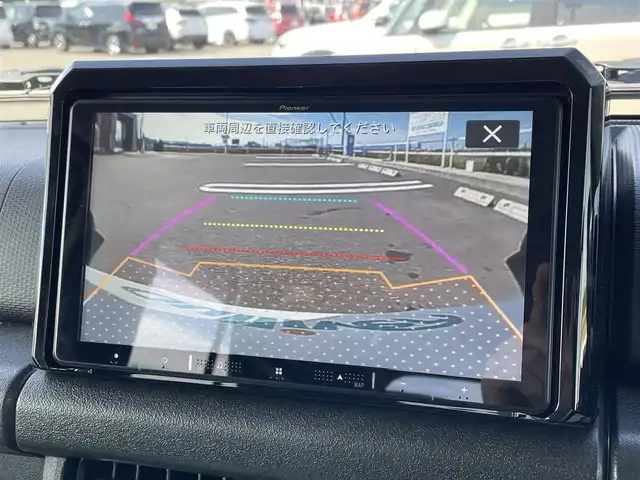 スズキ ジムニー ノマド FC 佐賀県 2025(令7)年 0.1千km ベージュ 登録時走行距離42Km/パートタイム4WD/パイオニア9インチメモリーナビゲーション/・フルセグTV/CD/DVD/SD/Bluetooth/バックカメラ/ミラーヒーター/DN席シートヒーター/ISOFIX対応/革巻きステアリング/ステアリングリモコン/純正15インチアルミホイール/純正LEDヘッドライト/・オートマチックハイビーム/純正フォグランプ/リヤフォグランプ/純正フロアマット/純正ドアバイザ―/色コード「E5J」/アダプティブクルーズコントロール/デュアルカメラブレーキサポート/車線逸脱警報機能/パーキングセンサー