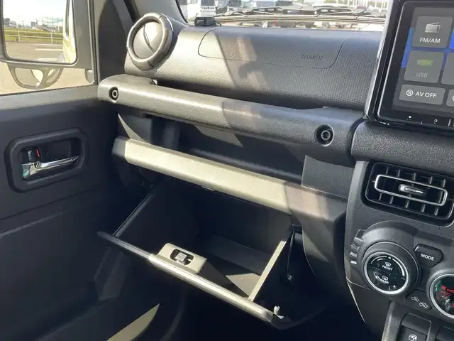 スズキ ジムニー ノマド FC 佐賀県 2025(令7)年 0.1千km ベージュ 登録時走行距離42Km/パートタイム4WD/パイオニア9インチメモリーナビゲーション/・フルセグTV/CD/DVD/SD/Bluetooth/バックカメラ/ミラーヒーター/DN席シートヒーター/ISOFIX対応/革巻きステアリング/ステアリングリモコン/純正15インチアルミホイール/純正LEDヘッドライト/・オートマチックハイビーム/純正フォグランプ/リヤフォグランプ/純正フロアマット/純正ドアバイザ―/色コード「E5J」/アダプティブクルーズコントロール/デュアルカメラブレーキサポート/車線逸脱警報機能/パーキングセンサー