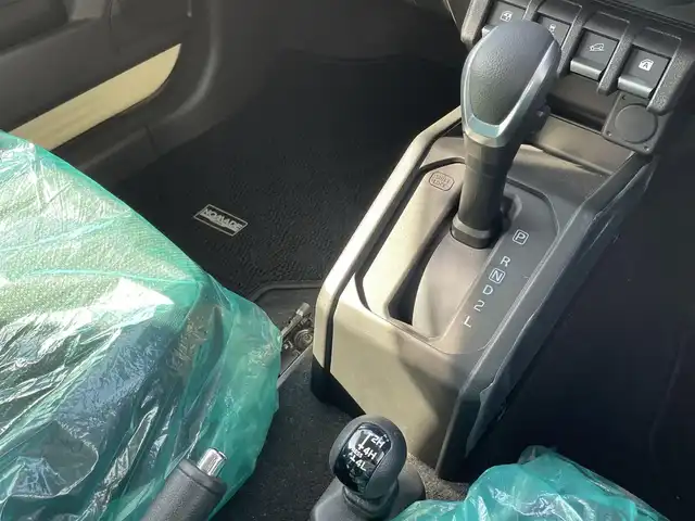 スズキ ジムニー ノマド FC 佐賀県 2025(令7)年 0.1千km ベージュ 登録時走行距離42Km/パートタイム4WD/パイオニア9インチメモリーナビゲーション/・フルセグTV/CD/DVD/SD/Bluetooth/バックカメラ/ミラーヒーター/DN席シートヒーター/ISOFIX対応/革巻きステアリング/ステアリングリモコン/純正15インチアルミホイール/純正LEDヘッドライト/・オートマチックハイビーム/純正フォグランプ/リヤフォグランプ/純正フロアマット/純正ドアバイザ―/色コード「E5J」/アダプティブクルーズコントロール/デュアルカメラブレーキサポート/車線逸脱警報機能/パーキングセンサー