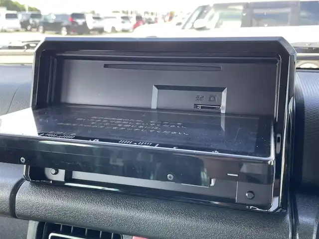 スズキ ジムニー ノマド FC 佐賀県 2025(令7)年 0.1千km ベージュ 登録時走行距離42Km/パートタイム4WD/パイオニア9インチメモリーナビゲーション/・フルセグTV/CD/DVD/SD/Bluetooth/バックカメラ/ミラーヒーター/DN席シートヒーター/ISOFIX対応/革巻きステアリング/ステアリングリモコン/純正15インチアルミホイール/純正LEDヘッドライト/・オートマチックハイビーム/純正フォグランプ/リヤフォグランプ/純正フロアマット/純正ドアバイザ―/色コード「E5J」/アダプティブクルーズコントロール/デュアルカメラブレーキサポート/車線逸脱警報機能/パーキングセンサー