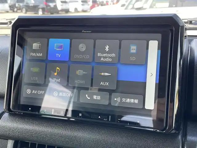 スズキ ジムニー ノマド FC 佐賀県 2025(令7)年 0.1千km ベージュ 登録時走行距離42Km/パートタイム4WD/パイオニア9インチメモリーナビゲーション/・フルセグTV/CD/DVD/SD/Bluetooth/バックカメラ/ミラーヒーター/DN席シートヒーター/ISOFIX対応/革巻きステアリング/ステアリングリモコン/純正15インチアルミホイール/純正LEDヘッドライト/・オートマチックハイビーム/純正フォグランプ/リヤフォグランプ/純正フロアマット/純正ドアバイザ―/色コード「E5J」/アダプティブクルーズコントロール/デュアルカメラブレーキサポート/車線逸脱警報機能/パーキングセンサー