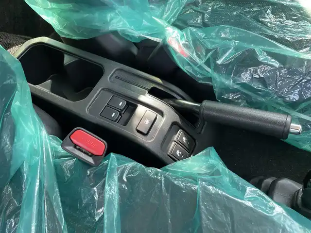 スズキ ジムニー ノマド FC 佐賀県 2025(令7)年 0.1千km ベージュ 登録時走行距離42Km/パートタイム4WD/パイオニア9インチメモリーナビゲーション/・フルセグTV/CD/DVD/SD/Bluetooth/バックカメラ/ミラーヒーター/DN席シートヒーター/ISOFIX対応/革巻きステアリング/ステアリングリモコン/純正15インチアルミホイール/純正LEDヘッドライト/・オートマチックハイビーム/純正フォグランプ/リヤフォグランプ/純正フロアマット/純正ドアバイザ―/色コード「E5J」/アダプティブクルーズコントロール/デュアルカメラブレーキサポート/車線逸脱警報機能/パーキングセンサー