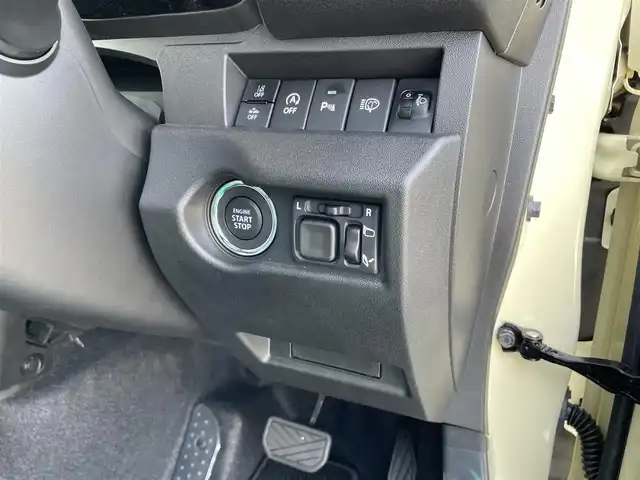 スズキ ジムニー ノマド FC 佐賀県 2025(令7)年 0.1千km ベージュ 登録時走行距離42Km/パートタイム4WD/パイオニア9インチメモリーナビゲーション/・フルセグTV/CD/DVD/SD/Bluetooth/バックカメラ/ミラーヒーター/DN席シートヒーター/ISOFIX対応/革巻きステアリング/ステアリングリモコン/純正15インチアルミホイール/純正LEDヘッドライト/・オートマチックハイビーム/純正フォグランプ/リヤフォグランプ/純正フロアマット/純正ドアバイザ―/色コード「E5J」/アダプティブクルーズコントロール/デュアルカメラブレーキサポート/車線逸脱警報機能/パーキングセンサー