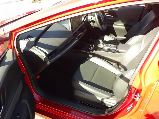 トヨタ プリウス Z 千葉県 2023(令5)年 1.9万km エモーショナルレッドⅡ Toyota Safety Sense/・プリクラッシュセーフティ/・レーンディパーチャーアラート/・オートハイビーム/・レーダークルーズコントロール/アイドリングストップ/ディスプレイオーディオ/純正地デジTV/【Bluetooth接続】/パノラミックビューモニター/運転席パワーシート/前席エアシート/シートヒーター/革巻きステアリング/ステアリングスイッチ/ETC（2.0）/LEDヘッドライト/ウインカーミラー/クリアランスソナー/純正19インチアルミホイル/サイド/カーテンエアバッグ/スマートキー