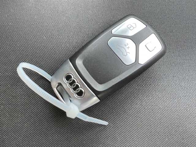 アウディ Ａ４ 40TDIクワトロ アドバンスド 広島県 2021(令3)年 2.6万km グレイシアホワイトメタリック ワンオーナー/4WD/純正メモリナビ/　(ワンセグTV/Bt/USB)/バーチャルコックピット/レーダークルーズコントロール/オートマチックハイビーム/コーナーセンサー(F/R)/バックカメラ/革巻きステア/ノブ/パドルシフト/ミラーヒーター/ウインカーミラー /ヘットライトウオッシャー/アイドリングストップ/パワーシート(前席)/シートヒーター(前席)/LEDオートライト/オートワイパー/純正前後ドライブレコーダー/スマートキー/プッシュスタート/ETC2.0/純正フロアマット/リア5面スモークフィルム/W/サイド/カーテンエアバッグ /ABS/スマートキーx2/保証書/取説/2022/23/25年/　ディーラー点検記録簿あり