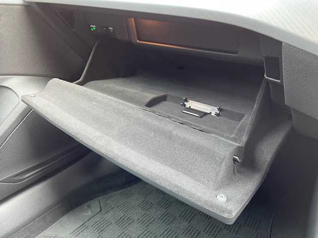 アウディ Ａ４ 40TDIクワトロ アドバンスド 広島県 2021(令3)年 2.6万km グレイシアホワイトメタリック ワンオーナー/4WD/純正メモリナビ/　(ワンセグTV/Bt/USB)/バーチャルコックピット/レーダークルーズコントロール/オートマチックハイビーム/コーナーセンサー(F/R)/バックカメラ/革巻きステア/ノブ/パドルシフト/ミラーヒーター/ウインカーミラー /ヘットライトウオッシャー/アイドリングストップ/パワーシート(前席)/シートヒーター(前席)/LEDオートライト/オートワイパー/純正前後ドライブレコーダー/スマートキー/プッシュスタート/ETC2.0/純正フロアマット/リア5面スモークフィルム/W/サイド/カーテンエアバッグ /ABS/スマートキーx2/保証書/取説/2022/23/25年/　ディーラー点検記録簿あり