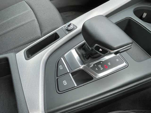 アウディ Ａ４ 40TDIクワトロ アドバンスド 広島県 2021(令3)年 2.6万km グレイシアホワイトメタリック ワンオーナー/4WD/純正メモリナビ/　(ワンセグTV/Bt/USB)/バーチャルコックピット/レーダークルーズコントロール/オートマチックハイビーム/コーナーセンサー(F/R)/バックカメラ/革巻きステア/ノブ/パドルシフト/ミラーヒーター/ウインカーミラー /ヘットライトウオッシャー/アイドリングストップ/パワーシート(前席)/シートヒーター(前席)/LEDオートライト/オートワイパー/純正前後ドライブレコーダー/スマートキー/プッシュスタート/ETC2.0/純正フロアマット/リア5面スモークフィルム/W/サイド/カーテンエアバッグ /ABS/スマートキーx2/保証書/取説/2022/23/25年/　ディーラー点検記録簿あり