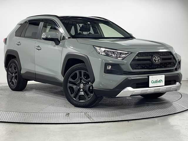 トヨタ ＲＡＶ４ アドベンチャー 広島県 2023(令5)年 1.5万km アーバンカーキ パノラマムーンルーフ/純正10.5型ディスプレイオーディオ/バックカメラ/パワーシート/ポジションメモリー/シートヒーター/ベンチレーション/ステアリングヒーター/ダウンヒルアシストコントロール/ブラインドスポットモニター/クリアランスソナー/パーキングサポートブレーキ/セーフティセンス/・プリクラッシュセーフティ/・レーントレーシングアシスト/・オートマチックハイビーム/・レーダークルーズコントロール/LEDヘッドランプ/純正19インチAW/ETC2.0/USB入力端子