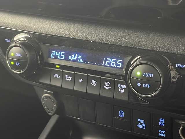 トヨタ ハイラックス Z 岐阜県 2022(令4)年 2万km スーパーホワイトⅡ 純正ナビ/CD/DVD/Bluetooth/SD/AM/FM/フルセグTV/バックモニター/プリクラッシュセーフティシステム/レーントレーシングアシスト/レーダークルーズコントロール/ロードサインアシスト/クリアランスソナー/ETC/パワーヒーター/排出ガス浄化装置/センターデフロック/横滑り抑制機能/アイドリングストップ/ステアリングスイッチ/電動格納ミラー/左右独立温度コントロール式フルオートエアコン/純正17インチアルミホイール