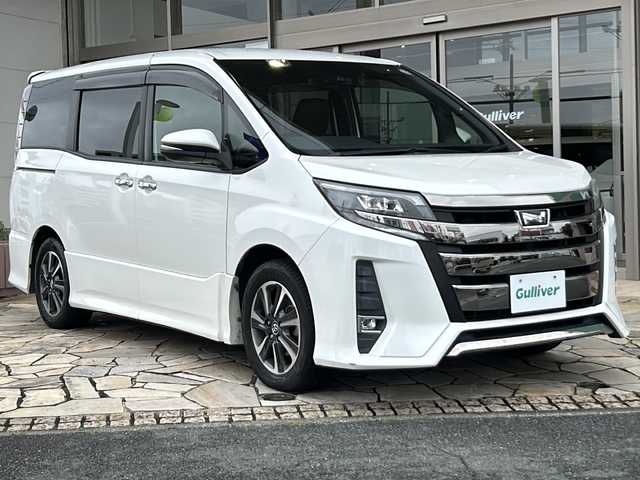 トヨタ ノア Si ダブルバイビー 静岡県 2018(平30)年 8万km ホワイトパールクリスタルシャイン 主要装備/・純正10インチナビ/・AM/・AF/主要装備/・バックカメラ/・ハーフレザー/・LEDヘッドライト/・ETC/・両側パワースライドドア/・オートハイビーム/・後部座席モニター/・スマートキー