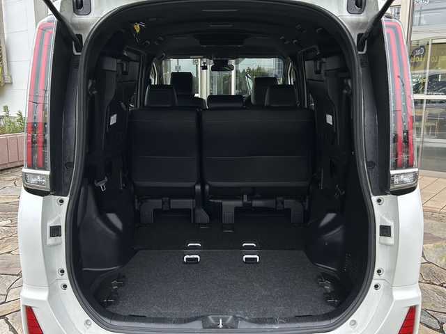 トヨタ ノア Si ダブルバイビー 静岡県 2018(平30)年 8万km ホワイトパールクリスタルシャイン 主要装備/・純正10インチナビ/・AM/・AF/主要装備/・バックカメラ/・ハーフレザー/・LEDヘッドライト/・ETC/・両側パワースライドドア/・オートハイビーム/・後部座席モニター/・スマートキー