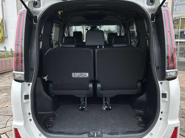 トヨタ ノア Si ダブルバイビー 静岡県 2018(平30)年 8万km ホワイトパールクリスタルシャイン 主要装備/・純正10インチナビ/・AM/・AF/主要装備/・バックカメラ/・ハーフレザー/・LEDヘッドライト/・ETC/・両側パワースライドドア/・オートハイビーム/・後部座席モニター/・スマートキー