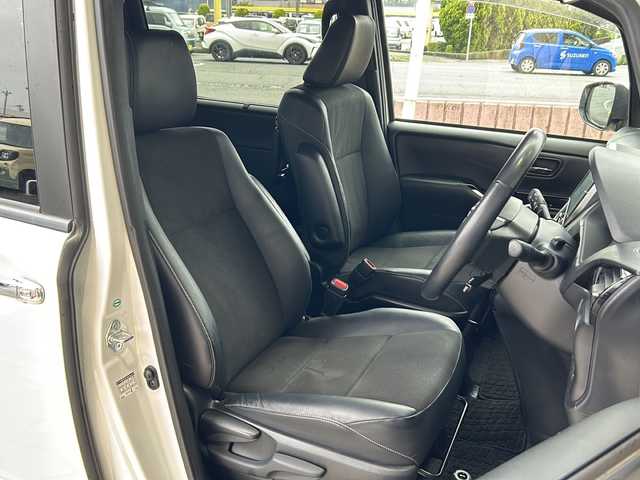 トヨタ ノア Si ダブルバイビー 静岡県 2018(平30)年 8万km ホワイトパールクリスタルシャイン 主要装備/・純正10インチナビ/・AM/・AF/主要装備/・バックカメラ/・ハーフレザー/・LEDヘッドライト/・ETC/・両側パワースライドドア/・オートハイビーム/・後部座席モニター/・スマートキー