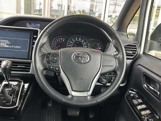 トヨタ ノア Si ダブルバイビー 静岡県 2018(平30)年 8万km ホワイトパールクリスタルシャイン 主要装備/・純正10インチナビ/・AM/・AF/主要装備/・バックカメラ/・ハーフレザー/・LEDヘッドライト/・ETC/・両側パワースライドドア/・オートハイビーム/・後部座席モニター/・スマートキー