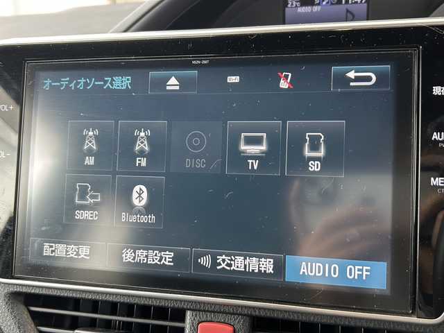 トヨタ ノア Si ダブルバイビー 静岡県 2018(平30)年 8万km ホワイトパールクリスタルシャイン 主要装備/・純正10インチナビ/・AM/・AF/主要装備/・バックカメラ/・ハーフレザー/・LEDヘッドライト/・ETC/・両側パワースライドドア/・オートハイビーム/・後部座席モニター/・スマートキー