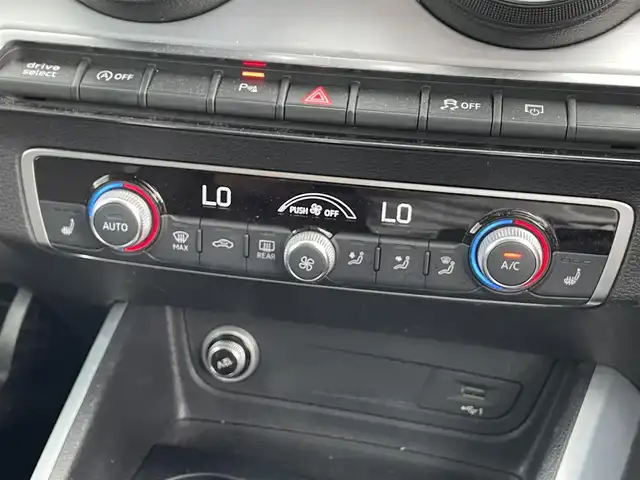 アウディ Ｑ２ 30TFSIスポーツ 滋賀県 2019(令1)年 11.9万km アイビスホワイト 純正ナビ/・フルセグTV・Bluetooth・AUX/バックカメラ/前後ドライブレコーダー/ETC/クルーズコントロール/電子パーキング/ブレーキホールド/電動リアゲート/ステアリングリモコン/オールウェザーライト機能/オートライト/LEDヘッドライト/オートエアコン/シートヒーター