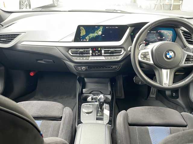 ＢＭＷ Ｍ１３５ｉ xDrive 神奈川県 2020(令2)年 2.9万km アルピンホワイトⅢ 純正ナビ【Spotify/USB/BT/ScreenMirroring】/置くだけ充電/レーダークルーズコントロール/パドルシフト/レーンキープアシスト/前後コーナーセンサー/純正前後ドライブレコーダー/電動パーキングブレーキ/パーキングアシスト/メモリー付きパワーシート/前席シートヒーター/電動リアゲート/横滑り防止装置/盗難防止装置/アイドリングストップ/ETC/純正18インチアルミホイール/純正フロアマット/オートライト/LEDヘッドライト/電動格納ミラー/ステアリングスイッチ/新車時保証書/取扱説明書/スペアキー×１