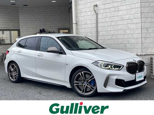 ＢＭＷ Ｍ１３５ｉ xDrive 神奈川県 2020(令2)年 2.9万km アルピンホワイトⅢ 純正ナビ【Spotify/USB/BT/ScreenMirroring】/置くだけ充電/レーダークルーズコントロール/パドルシフト/レーンキープアシスト/前後コーナーセンサー/純正前後ドライブレコーダー/電動パーキングブレーキ/パーキングアシスト/メモリー付きパワーシート/前席シートヒーター/電動リアゲート/横滑り防止装置/盗難防止装置/アイドリングストップ/ETC/純正18インチアルミホイール/純正フロアマット/オートライト/LEDヘッドライト/電動格納ミラー/ステアリングスイッチ/新車時保証書/取扱説明書/スペアキー×１