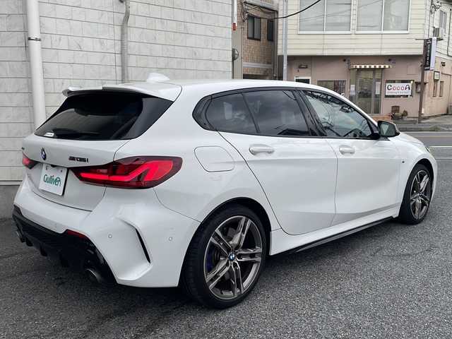 ＢＭＷ Ｍ１３５ｉ xDrive 神奈川県 2020(令2)年 2.9万km アルピンホワイトⅢ 純正ナビ【Spotify/USB/BT/ScreenMirroring】/置くだけ充電/レーダークルーズコントロール/パドルシフト/レーンキープアシスト/前後コーナーセンサー/純正前後ドライブレコーダー/電動パーキングブレーキ/パーキングアシスト/メモリー付きパワーシート/前席シートヒーター/電動リアゲート/横滑り防止装置/盗難防止装置/アイドリングストップ/ETC/純正18インチアルミホイール/純正フロアマット/オートライト/LEDヘッドライト/電動格納ミラー/ステアリングスイッチ/新車時保証書/取扱説明書/スペアキー×１