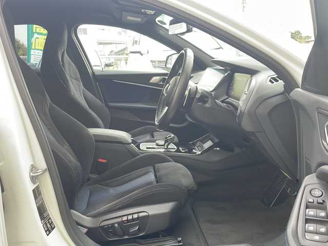 ＢＭＷ Ｍ１３５ｉ xDrive 神奈川県 2020(令2)年 2.9万km アルピンホワイトⅢ 純正ナビ【Spotify/USB/BT/ScreenMirroring】/置くだけ充電/レーダークルーズコントロール/パドルシフト/レーンキープアシスト/前後コーナーセンサー/純正前後ドライブレコーダー/電動パーキングブレーキ/パーキングアシスト/メモリー付きパワーシート/前席シートヒーター/電動リアゲート/横滑り防止装置/盗難防止装置/アイドリングストップ/ETC/純正18インチアルミホイール/純正フロアマット/オートライト/LEDヘッドライト/電動格納ミラー/ステアリングスイッチ/新車時保証書/取扱説明書/スペアキー×１
