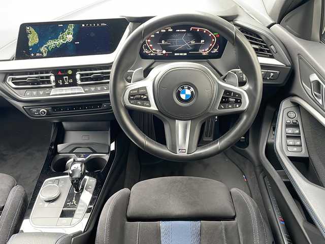 ＢＭＷ Ｍ１３５ｉ xDrive 神奈川県 2020(令2)年 2.9万km アルピンホワイトⅢ 純正ナビ【Spotify/USB/BT/ScreenMirroring】/置くだけ充電/レーダークルーズコントロール/パドルシフト/レーンキープアシスト/前後コーナーセンサー/純正前後ドライブレコーダー/電動パーキングブレーキ/パーキングアシスト/メモリー付きパワーシート/前席シートヒーター/電動リアゲート/横滑り防止装置/盗難防止装置/アイドリングストップ/ETC/純正18インチアルミホイール/純正フロアマット/オートライト/LEDヘッドライト/電動格納ミラー/ステアリングスイッチ/新車時保証書/取扱説明書/スペアキー×１