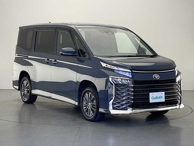 トヨタ ヴォクシー S－G 長野県 2023(令5)年 2.8万km マッシブグレー 4WD/純正ディスプレイオーディオ/（Bluetooth＆FM・AM＆USB）/バックカメラ/トヨタセーフティーセンス/・レーダークルーズコントロール/・クリアランスソナー/・LDA/PCS/PDA/PKSB/RSA/両側パワースライドドア/ビルトインETC2.0/シートヒーター（D席）/LEDヘッドライト/オートマチックハイビーム/オートライト/ステアリングスイッチ/純正フロアマット/16インチ純正アルミホイール/電動パーキングブレーキ/ブレーキホールド/スマートキー/スペアキー/取扱説明書