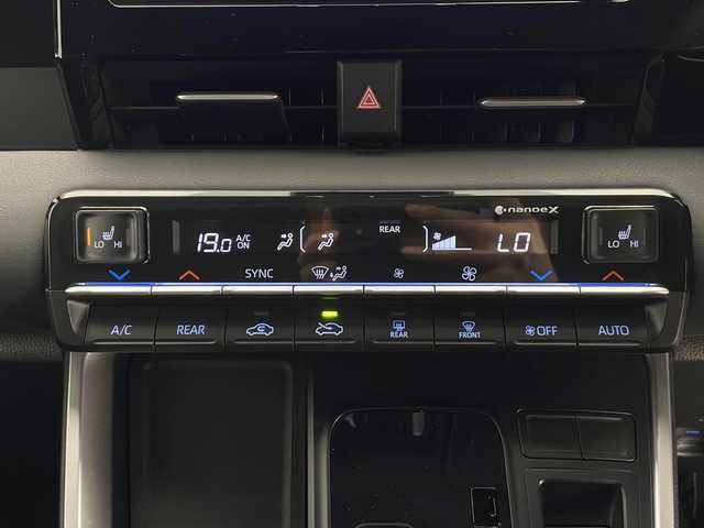 トヨタ ヴォクシー S－G 長野県 2023(令5)年 2.8万km マッシブグレー 4WD/純正ディスプレイオーディオ/（Bluetooth＆FM・AM＆USB）/バックカメラ/トヨタセーフティーセンス/・レーダークルーズコントロール/・クリアランスソナー/・LDA/PCS/PDA/PKSB/RSA/両側パワースライドドア/ビルトインETC2.0/シートヒーター（D席）/LEDヘッドライト/オートマチックハイビーム/オートライト/ステアリングスイッチ/純正フロアマット/16インチ純正アルミホイール/電動パーキングブレーキ/ブレーキホールド/スマートキー/スペアキー/取扱説明書