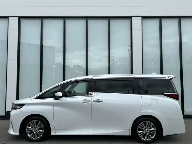 トヨタ アルファード Z 大阪府 2024(令6)年 1.6万km プラチナホワイトパールマイカ トヨタセーフティセンス/純正14インチHDディスプレイオーディオPlus/　（AppleCarplay/AndroidAuto/フルセグTV/Bluetooth/USB）/パノラミックビューモニター/レザーシート（合皮）/　（エグゼクティブパワーシート/シートヒーター/ベンチレーション)/純正14インチフリップダウンモニター/ステアリングヒーター/前後ドライブレコーダー/両側パワースライドドア/パワーバックドア/後席ロールサンシェード/三眼LEDヘッドライト/ビルトインETC2.0/ブラインドスポットミラー/ヘッドアップディスプレイ/ワイヤレス充電/純正18インチアルミホイール/純正フロアマット/TVキャンセラー有