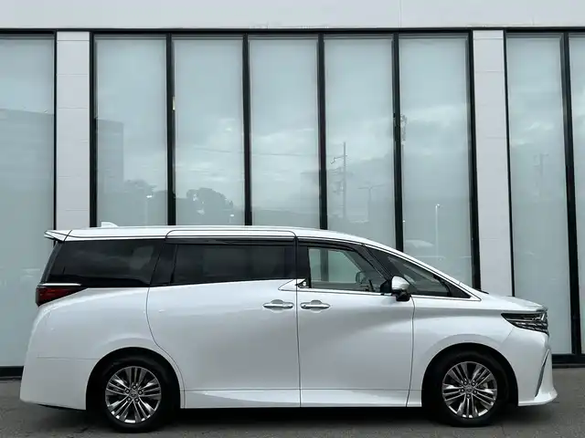トヨタ アルファード Z 大阪府 2024(令6)年 1.6万km プラチナホワイトパールマイカ トヨタセーフティセンス/純正14インチHDディスプレイオーディオPlus/　（AppleCarplay/AndroidAuto/フルセグTV/Bluetooth/USB）/パノラミックビューモニター/レザーシート（合皮）/　（エグゼクティブパワーシート/シートヒーター/ベンチレーション)/純正14インチフリップダウンモニター/ステアリングヒーター/前後ドライブレコーダー/両側パワースライドドア/パワーバックドア/後席ロールサンシェード/三眼LEDヘッドライト/ビルトインETC2.0/ブラインドスポットミラー/ヘッドアップディスプレイ/ワイヤレス充電/純正18インチアルミホイール/純正フロアマット/TVキャンセラー有