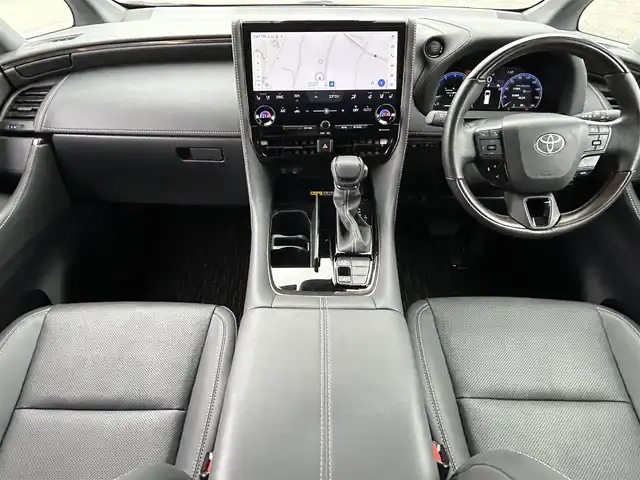 トヨタ アルファード Z 大阪府 2024(令6)年 1.6万km プラチナホワイトパールマイカ トヨタセーフティセンス/純正14インチHDディスプレイオーディオPlus/　（AppleCarplay/AndroidAuto/フルセグTV/Bluetooth/USB）/パノラミックビューモニター/レザーシート（合皮）/　（エグゼクティブパワーシート/シートヒーター/ベンチレーション)/純正14インチフリップダウンモニター/ステアリングヒーター/前後ドライブレコーダー/両側パワースライドドア/パワーバックドア/後席ロールサンシェード/三眼LEDヘッドライト/ビルトインETC2.0/ブラインドスポットミラー/ヘッドアップディスプレイ/ワイヤレス充電/純正18インチアルミホイール/純正フロアマット/TVキャンセラー有