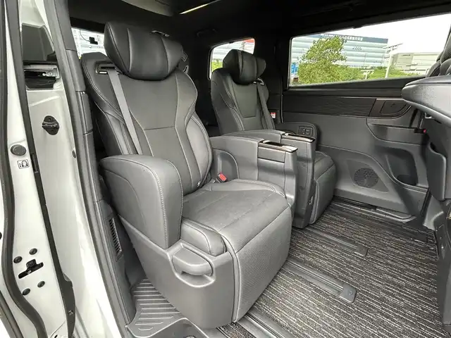 トヨタ アルファード Z 大阪府 2024(令6)年 1.6万km プラチナホワイトパールマイカ トヨタセーフティセンス/純正14インチHDディスプレイオーディオPlus/　（AppleCarplay/AndroidAuto/フルセグTV/Bluetooth/USB）/パノラミックビューモニター/レザーシート（合皮）/　（エグゼクティブパワーシート/シートヒーター/ベンチレーション)/純正14インチフリップダウンモニター/ステアリングヒーター/前後ドライブレコーダー/両側パワースライドドア/パワーバックドア/後席ロールサンシェード/三眼LEDヘッドライト/ビルトインETC2.0/ブラインドスポットミラー/ヘッドアップディスプレイ/ワイヤレス充電/純正18インチアルミホイール/純正フロアマット/TVキャンセラー有