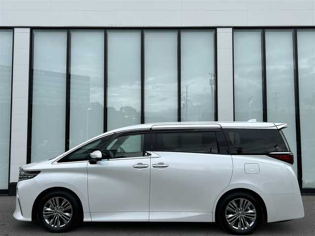 トヨタ アルファード Z 大阪府 2024(令6)年 1.6万km プラチナホワイトパールマイカ トヨタセーフティセンス/純正14インチHDディスプレイオーディオPlus/　（AppleCarplay/AndroidAuto/フルセグTV/Bluetooth/USB）/パノラミックビューモニター/レザーシート（合皮）/　（エグゼクティブパワーシート/シートヒーター/ベンチレーション)/純正14インチフリップダウンモニター/ステアリングヒーター/前後ドライブレコーダー/両側パワースライドドア/パワーバックドア/後席ロールサンシェード/三眼LEDヘッドライト/ビルトインETC2.0/ブラインドスポットミラー/ヘッドアップディスプレイ/ワイヤレス充電/純正18インチアルミホイール/純正フロアマット/TVキャンセラー有