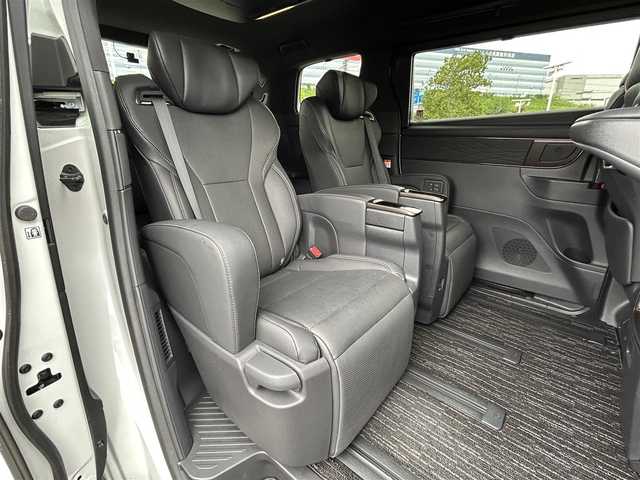 トヨタ アルファード Z 大阪府 2024(令6)年 1.6万km プラチナホワイトパールマイカ トヨタセーフティセンス/純正14インチHDディスプレイオーディオPlus/　（AppleCarplay/AndroidAuto/フルセグTV/Bluetooth/USB）/パノラミックビューモニター/レザーシート（合皮）/　（エグゼクティブパワーシート/シートヒーター/ベンチレーション)/純正14インチフリップダウンモニター/ステアリングヒーター/前後ドライブレコーダー/両側パワースライドドア/パワーバックドア/後席ロールサンシェード/三眼LEDヘッドライト/ビルトインETC2.0/ブラインドスポットミラー/ヘッドアップディスプレイ/ワイヤレス充電/純正18インチアルミホイール/純正フロアマット/TVキャンセラー有