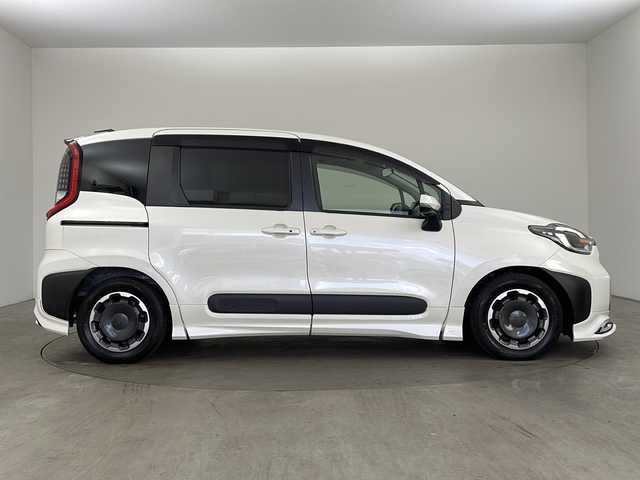 トヨタ シエンタ Z 兵庫県 2022(令4)年 1.3万km ホワイトパールクリスタルシャイン ・10.5インチディスプレイオーディオplus/Bluetooth/USB/Miracast/TV/・パノラミックビューモニター/・ビルトインETC/・両側パワースライドドア/・モデリスタエアロ/・Toyota　Safety　Sense/・プリクラッシュセーフティ/・レーントレーシングアシスト/・レーンディパーチャーアラート/・レーダークルーズコントロール/・アダプティブハイビームシステム/・ロードサインアシスト/・ドライバー異常対応システム/・プロアクティブドライビングアシスト/・発進遅れ告知機能/・ドライブレコーダー/・ブラインドスポットモニター/・パーキングサポートブレーキ/・クリアランスソナー/・革巻きステアリング/・前席シートヒーター/・純正フロアマット/・ＬＥＤヘッドライト/・スマートキー/・プッシュスタート