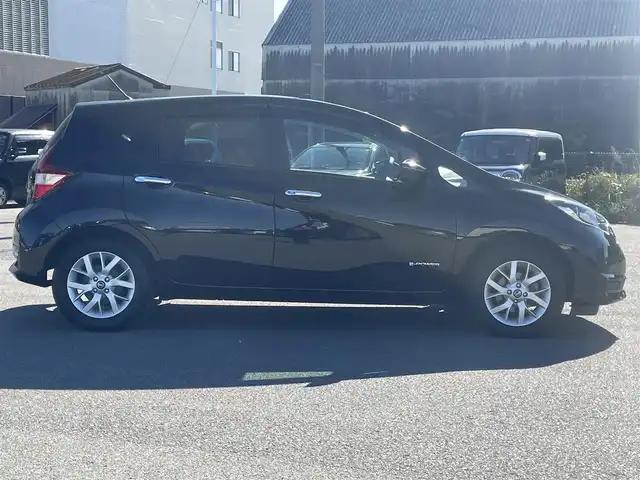 日産 ノート e－パワー X FOUR 山形県 2020(令2)年 8.9万km スーパーブラック ４WD/衝突被害軽減/社外メモリナビ/　　【CD　DVD　BT　ワンセグ　USB　AUX】/バックカメラ/オートライト/純正15インチアルミホイール/レーンキープアシスト/コーナーセンサー/フロアマット/ドライブレコーダー/スマートキー×２/ETC