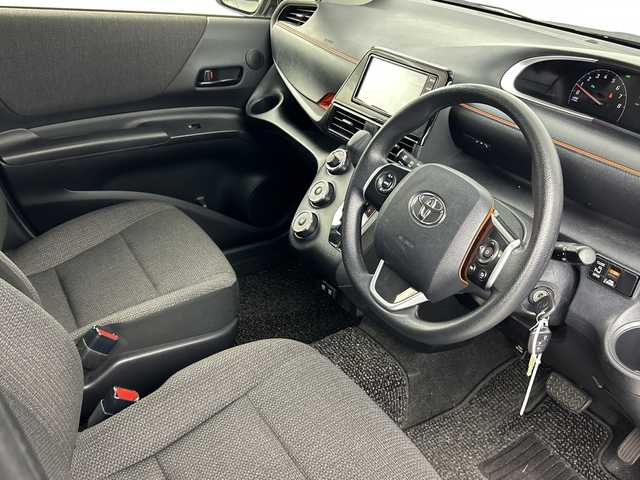 トヨタ シエンタ ファンベースX 埼玉県 2020(令2)年 4.8万km シルバーM 純正ナビ　NSCN-W68/(Bluetooth/CD/AM/FM)/地デジワンセグ/バックカメラ/前方ドライブレコーダー/ビルトインETC/オートマチックハイビーム/衝突軽減ブレーキ/車線逸脱警報/先行車発進お知らせ機能/クリアランスソナー/リヤシートリマインダー/アイドリングストップ/ウィンカーミラー/片側パワースライドドア/ステアリングリモコン/純正フロアマット/純正ドアバイザー