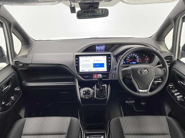 トヨタ ヴォクシー ZS 煌Ⅱ 宮崎県 2019(令1)年 4万km ホワイトパールクリスタルシャイン 禁煙車/トヨタセーフティセンス/純正10型ナビTV/（NSZN-Z68T/CD/DVD/Bluetooth/フルセグTV)/純正12.1型リアフリップダウンモニター/（V12T-R68C）/純正バックカメラ/純正ビルトインETC/純正ドライブレコーダー/純正LEDオートライト/純正LEDフォグ/純正エアロ/純正ルーフエンドスポイラー/純正16インチアルミ/純正フロアマット/両側電動スライドドア/プリクラッシュセーフティ/レーンディパーチャーアラート/オートマチックハイビーム/クリアランスソナー/クルーズコントロール/Wオートエアコン/本革巻ハンドル/オート電動格納ミラー/スマートキー/プッシュエンジンスタート/新車時保証書/取扱い説明書