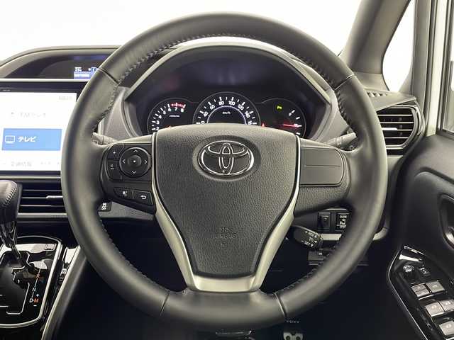 トヨタ ヴォクシー ZS 煌Ⅱ 宮崎県 2019(令1)年 4万km ホワイトパールクリスタルシャイン 禁煙車/トヨタセーフティセンス/純正10型ナビTV/（NSZN-Z68T/CD/DVD/Bluetooth/フルセグTV)/純正12.1型リアフリップダウンモニター/（V12T-R68C）/純正バックカメラ/純正ビルトインETC/純正ドライブレコーダー/純正LEDオートライト/純正LEDフォグ/純正エアロ/純正ルーフエンドスポイラー/純正16インチアルミ/純正フロアマット/両側電動スライドドア/プリクラッシュセーフティ/レーンディパーチャーアラート/オートマチックハイビーム/クリアランスソナー/クルーズコントロール/Wオートエアコン/本革巻ハンドル/オート電動格納ミラー/スマートキー/プッシュエンジンスタート/新車時保証書/取扱い説明書