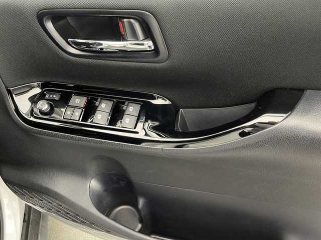 トヨタ ヴォクシー ZS 煌Ⅱ 宮崎県 2019(令1)年 4万km ホワイトパールクリスタルシャイン 禁煙車/トヨタセーフティセンス/純正10型ナビTV/（NSZN-Z68T/CD/DVD/Bluetooth/フルセグTV)/純正12.1型リアフリップダウンモニター/（V12T-R68C）/純正バックカメラ/純正ビルトインETC/純正ドライブレコーダー/純正LEDオートライト/純正LEDフォグ/純正エアロ/純正ルーフエンドスポイラー/純正16インチアルミ/純正フロアマット/両側電動スライドドア/プリクラッシュセーフティ/レーンディパーチャーアラート/オートマチックハイビーム/クリアランスソナー/クルーズコントロール/Wオートエアコン/本革巻ハンドル/オート電動格納ミラー/スマートキー/プッシュエンジンスタート/新車時保証書/取扱い説明書