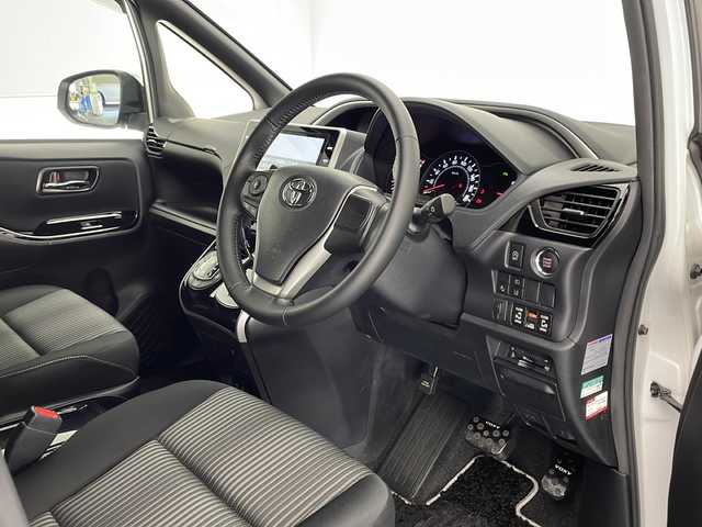 トヨタ ヴォクシー ZS 煌Ⅱ 宮崎県 2019(令1)年 4万km ホワイトパールクリスタルシャイン 禁煙車/トヨタセーフティセンス/純正10型ナビTV/（NSZN-Z68T/CD/DVD/Bluetooth/フルセグTV)/純正12.1型リアフリップダウンモニター/（V12T-R68C）/純正バックカメラ/純正ビルトインETC/純正ドライブレコーダー/純正LEDオートライト/純正LEDフォグ/純正エアロ/純正ルーフエンドスポイラー/純正16インチアルミ/純正フロアマット/両側電動スライドドア/プリクラッシュセーフティ/レーンディパーチャーアラート/オートマチックハイビーム/クリアランスソナー/クルーズコントロール/Wオートエアコン/本革巻ハンドル/オート電動格納ミラー/スマートキー/プッシュエンジンスタート/新車時保証書/取扱い説明書