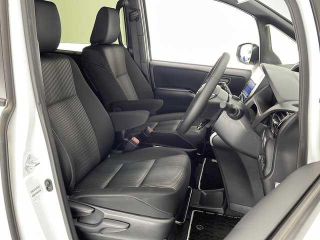 トヨタ ヴォクシー ZS 煌Ⅱ 宮崎県 2019(令1)年 4万km ホワイトパールクリスタルシャイン 禁煙車/トヨタセーフティセンス/純正10型ナビTV/（NSZN-Z68T/CD/DVD/Bluetooth/フルセグTV)/純正12.1型リアフリップダウンモニター/（V12T-R68C）/純正バックカメラ/純正ビルトインETC/純正ドライブレコーダー/純正LEDオートライト/純正LEDフォグ/純正エアロ/純正ルーフエンドスポイラー/純正16インチアルミ/純正フロアマット/両側電動スライドドア/プリクラッシュセーフティ/レーンディパーチャーアラート/オートマチックハイビーム/クリアランスソナー/クルーズコントロール/Wオートエアコン/本革巻ハンドル/オート電動格納ミラー/スマートキー/プッシュエンジンスタート/新車時保証書/取扱い説明書