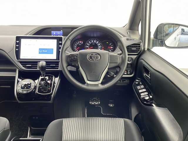 トヨタ ヴォクシー ZS 煌Ⅱ 宮崎県 2019(令1)年 4万km ホワイトパールクリスタルシャイン 禁煙車/トヨタセーフティセンス/純正10型ナビTV/（NSZN-Z68T/CD/DVD/Bluetooth/フルセグTV)/純正12.1型リアフリップダウンモニター/（V12T-R68C）/純正バックカメラ/純正ビルトインETC/純正ドライブレコーダー/純正LEDオートライト/純正LEDフォグ/純正エアロ/純正ルーフエンドスポイラー/純正16インチアルミ/純正フロアマット/両側電動スライドドア/プリクラッシュセーフティ/レーンディパーチャーアラート/オートマチックハイビーム/クリアランスソナー/クルーズコントロール/Wオートエアコン/本革巻ハンドル/オート電動格納ミラー/スマートキー/プッシュエンジンスタート/新車時保証書/取扱い説明書