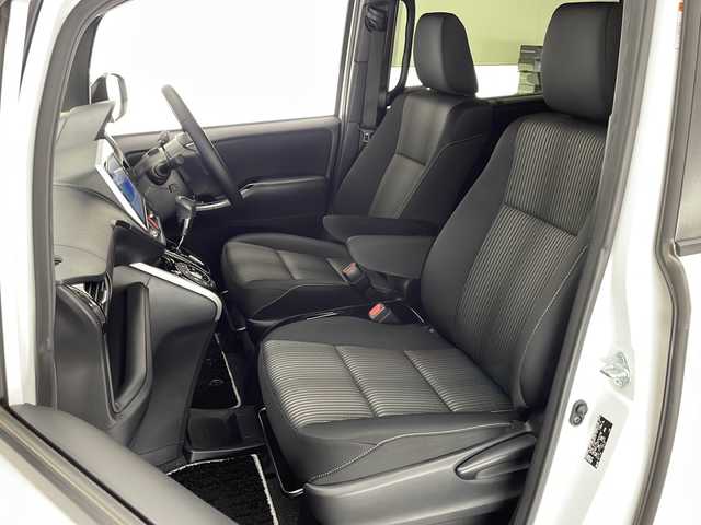 トヨタ ヴォクシー ZS 煌Ⅱ 宮崎県 2019(令1)年 4万km ホワイトパールクリスタルシャイン 禁煙車/トヨタセーフティセンス/純正10型ナビTV/（NSZN-Z68T/CD/DVD/Bluetooth/フルセグTV)/純正12.1型リアフリップダウンモニター/（V12T-R68C）/純正バックカメラ/純正ビルトインETC/純正ドライブレコーダー/純正LEDオートライト/純正LEDフォグ/純正エアロ/純正ルーフエンドスポイラー/純正16インチアルミ/純正フロアマット/両側電動スライドドア/プリクラッシュセーフティ/レーンディパーチャーアラート/オートマチックハイビーム/クリアランスソナー/クルーズコントロール/Wオートエアコン/本革巻ハンドル/オート電動格納ミラー/スマートキー/プッシュエンジンスタート/新車時保証書/取扱い説明書
