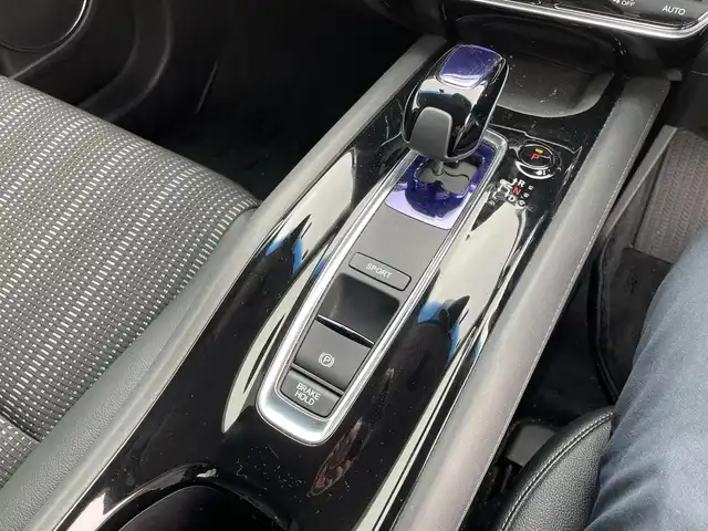 ホンダ ヴェゼル ハイブリッド Z ホンダセンシング 静岡県 2016(平28)年 5.4万km ホワイトオーキッドパール 純正メモリナビ・フルセグTV/DVD/CD/USB/SD/Bluetooth/バックカメラ/純正17インチアルミホイール/HONDA SENSING/・アダプティブクルーズコントロール（ACC）/・衝突軽減ブレーキ（CMBS）/・車線維持支援システム（LKAS）/・誤発進抑制機能/・先行車発進お知らせ機能/・オートハイビーム/4WD/ハーフレザーシート/シートヒーター/LEDライト/ビルトインETC/スマートキー/プッシュスタート/新車時保証書/取扱説明書