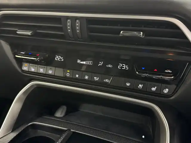 マツダ ＣＸ－６０ XD HV エクスクルーシブスポーツ 三重県 2022(令4)年 2万km ロジウムホワイトプレミアムメタリック ディーゼルターボ・マイルドハイブリッド/4WD/MTモード付8AT/12.3型ナビ/（AM/FM/USB/HDMI/CarPlay/AndroidAuto/Bluetooth/TV）/360ビュー・モニター/ドライブレコーダー前後/ビルトインETC/i-ACTIVSENSE/・スマートブレーキサポート/・レーダークルーズコントロール/・クルージング&トラフィックサポート/・ドライバー異常時対応システム/・ドライバーモニタリング/・レーンキープアシストシステム/・ブラインドスポットモニタリング/・クロストラフィックアラート（前後）/・標識認識/・パーキングセンサー（前後）/など/装備/・ナッパレザーシート（ピュアホワイト）/・シートヒーター（D/N/2nd）/・シートベンチレーション（D/N）/・パワーシート（Dメモリー付10way/N10way）/・電動チルト&テレスコステアリング/・ステアリングヒーター/・HUD/・AC100Vコンセント&USB充電ジャック&ワイヤレス充電/・LEDヘッドライト/・ダウンヒルアシストコントロール/・ハンズフリーパワーリフトゲート/・左右独立オートエアコン/・パドルシフト/・純正20inAW/・保/取/ナビ取/・スマートキーx1/など